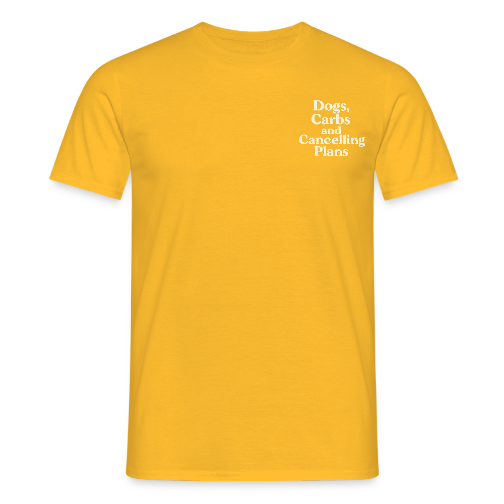 Unisex Fit T-Shirt „Dogs, carbs and cancelling plans“ - Gelb