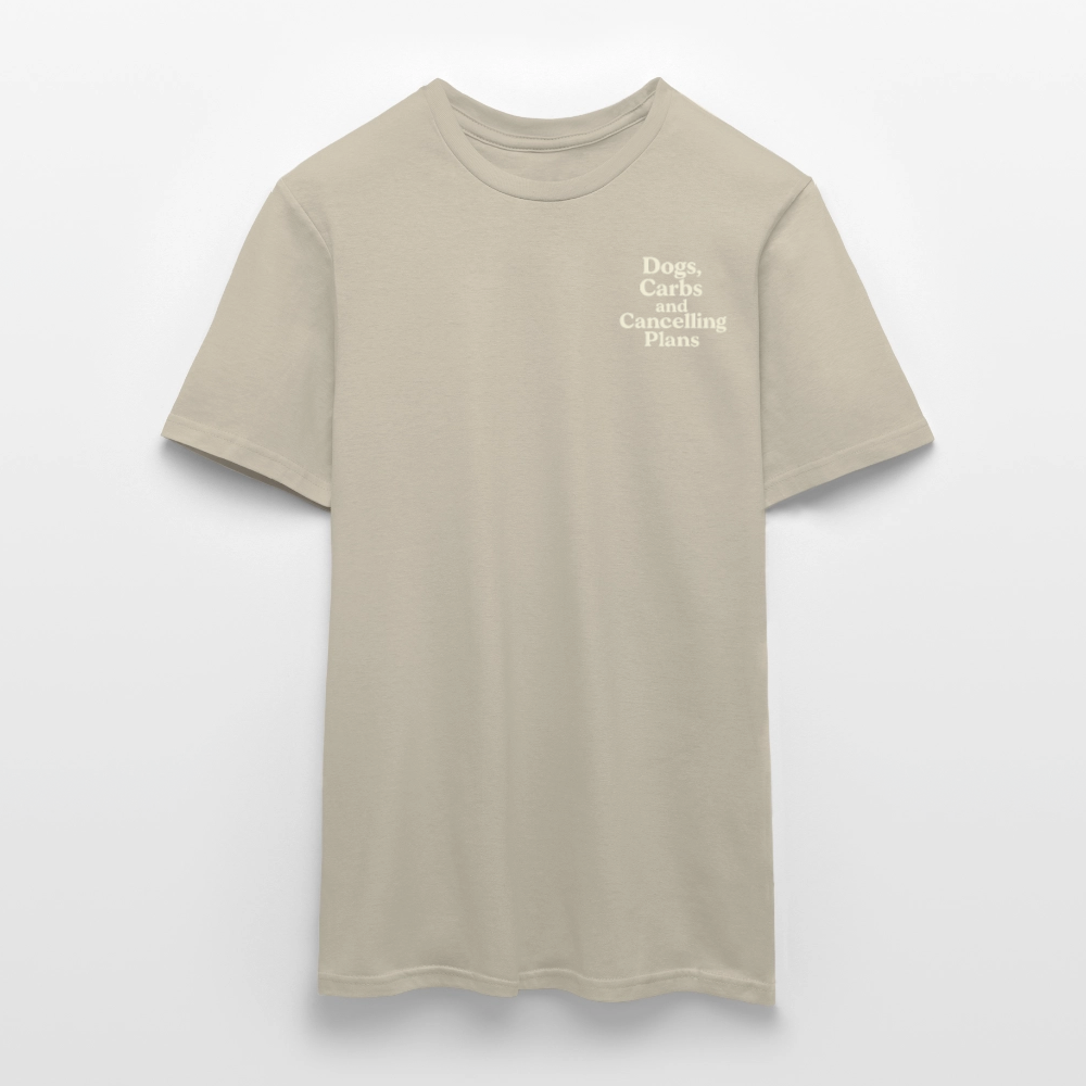 Unisex Fit T-Shirt „Dogs, carbs and cancelling plans“ - Sandbeige