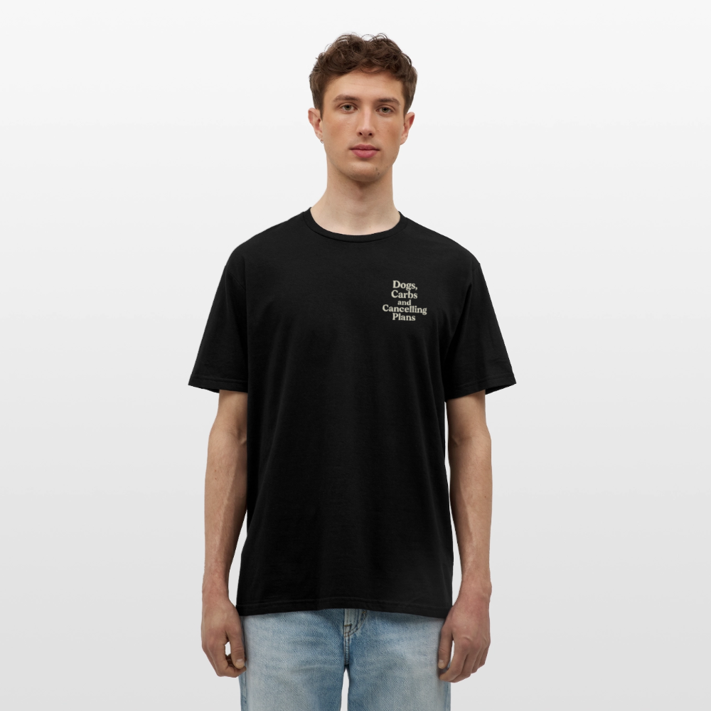 Unisex Fit T-Shirt „Dogs, carbs and cancelling plans“ - Schwarz